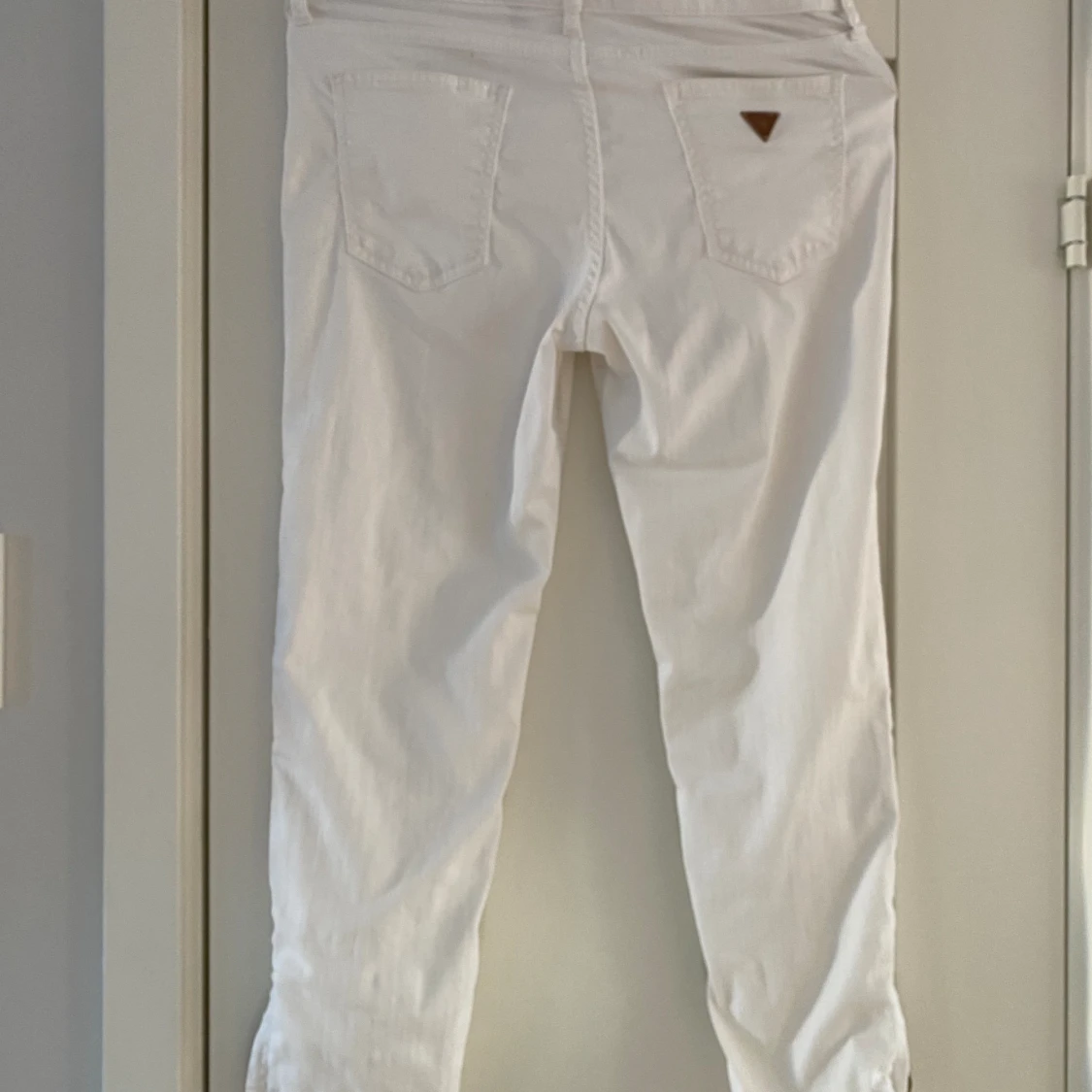 Vita jeans från Guess modell Eva, skinny leg strl tum 30. - 90