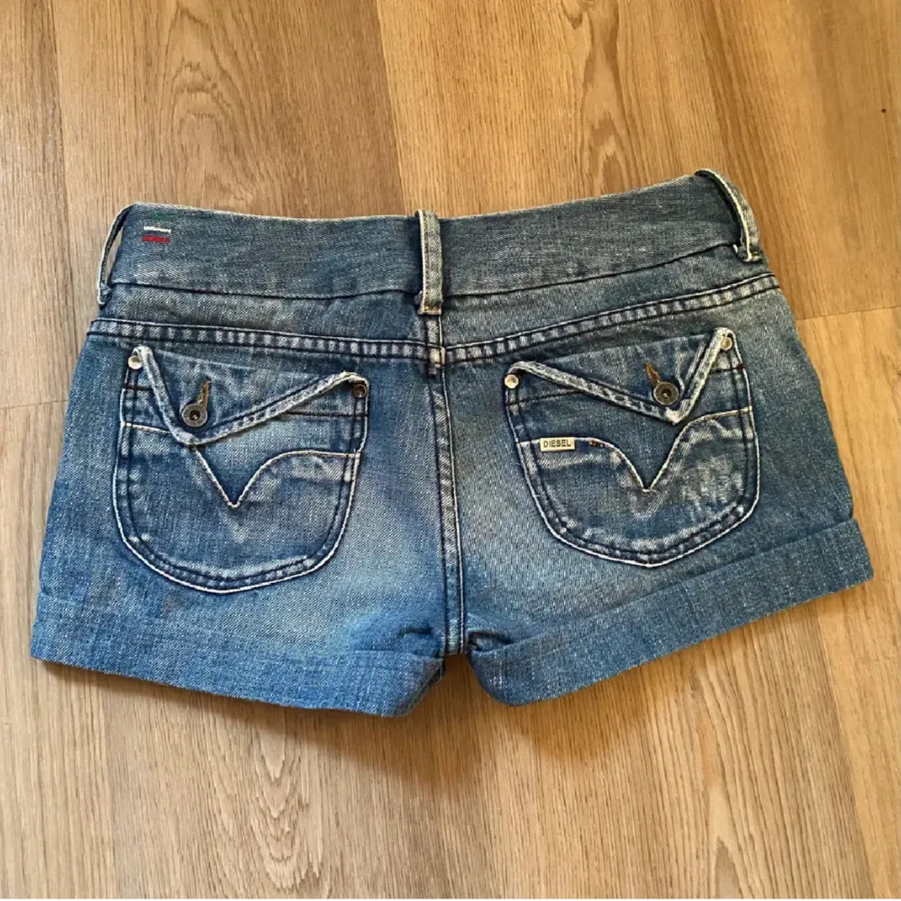 Fina diesel shorts som tyvärr är förstora💕 midjemått= 37cm💗 kom privat för frågor. Shorts.