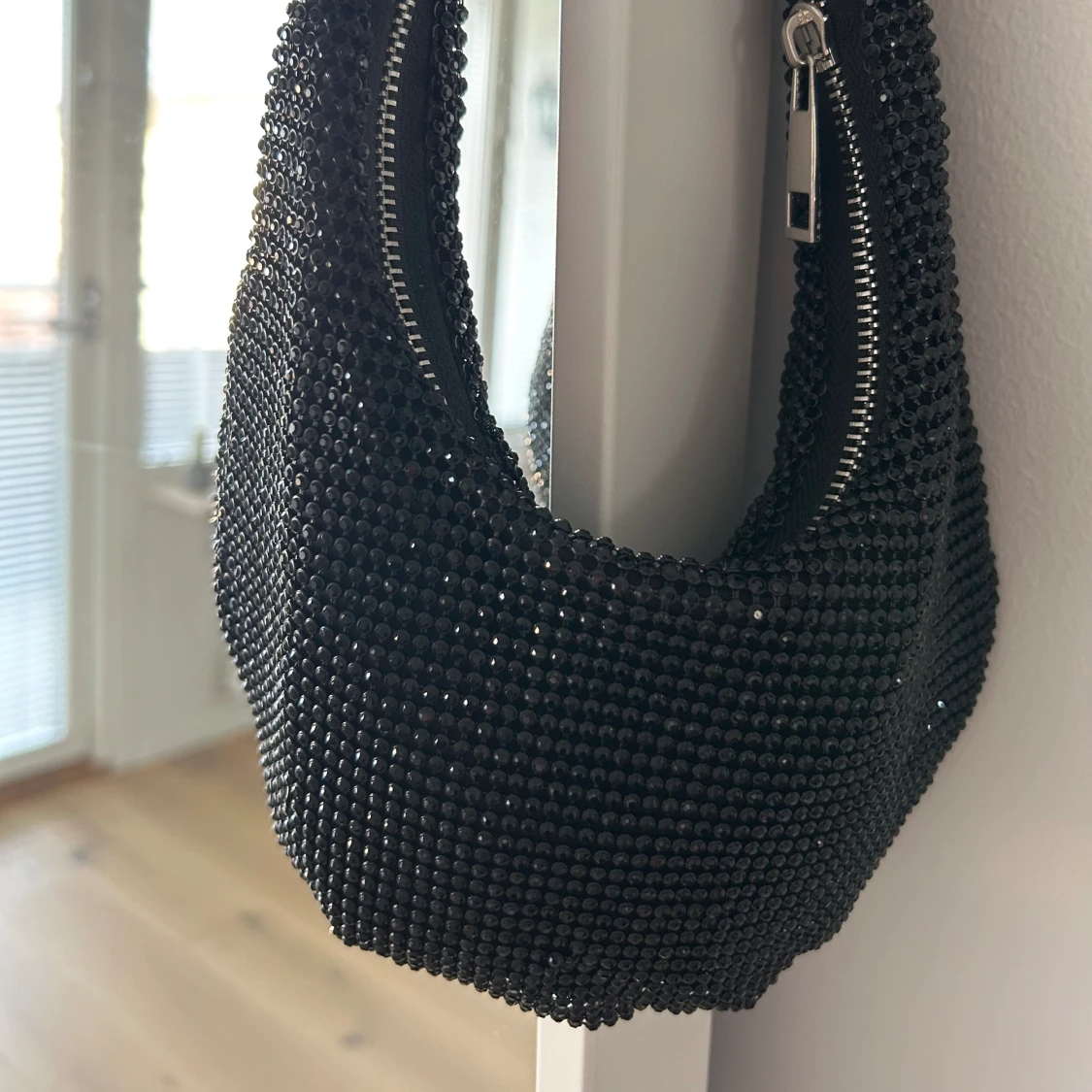 Svart glittrig väska  - 90