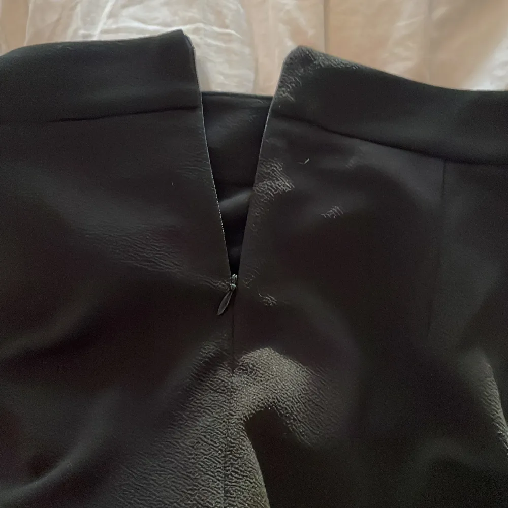 Medellång kjol med band som detalj men även en dragkedja baktill vilket gör att den passar många. Den är i nyskick men kommer ej till användning, perfekt till sommaren!!! . Kjolar.