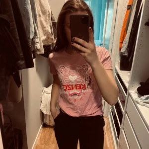 Kenzo tröja - Säljer min kenzo tröja då den inte kommer till användning. Använd någots gånger  men den är i ett bra skick 