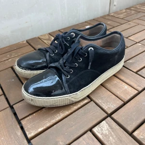 Lanvin skor - Slitna lanvin skor. Defekterna som visas är på den högra skon. Storlek 41 men passar också 42!