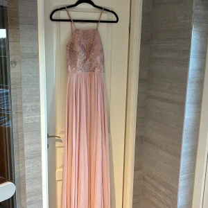 balklänning - Balklänning som köptes på weddingcastle i barkarby 2021. Den har sedan dess hängt i garderoben. Den är använd en kväll, väldigt bra skick. däremot lite smutsig ner till då den var väldigt lång på mig, går att korta ner hos skräddare🙌🏼  