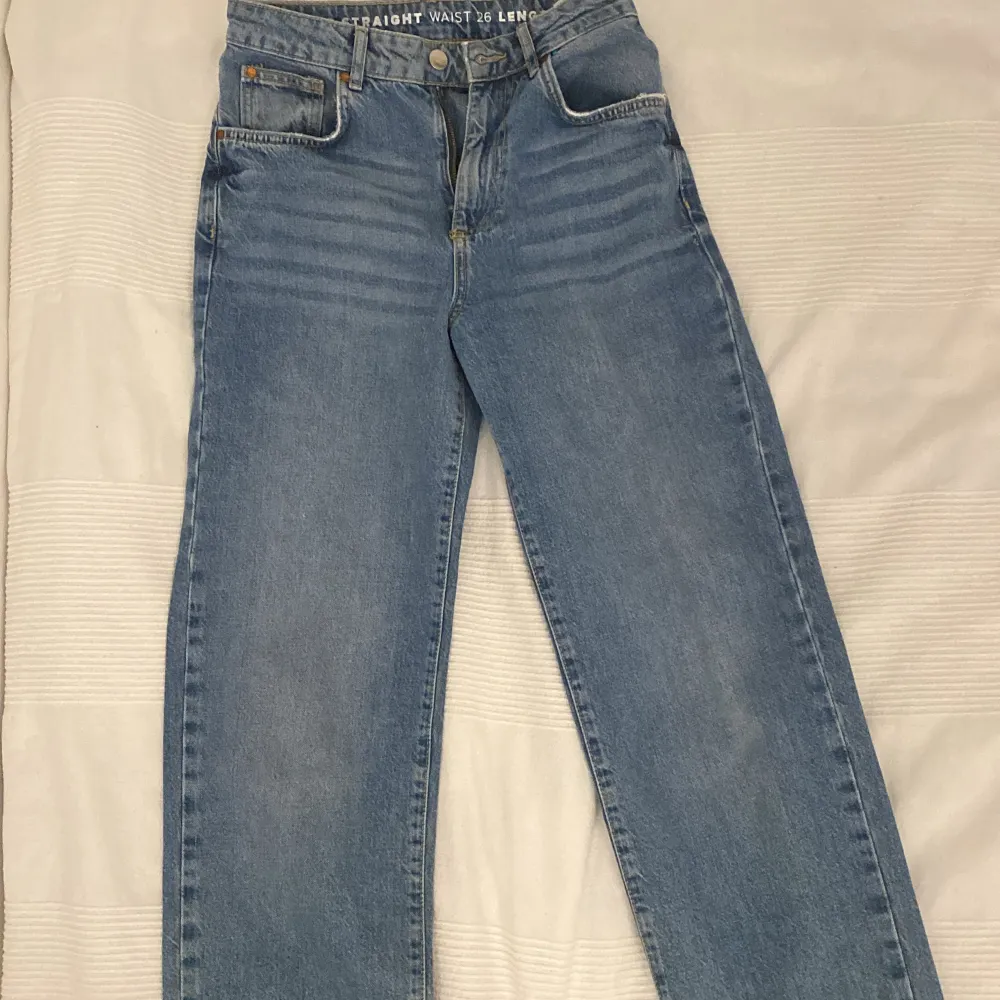Light wash straight jeans from Bikbok in great condition. Original price was 599 kr. Jeans & Byxor.