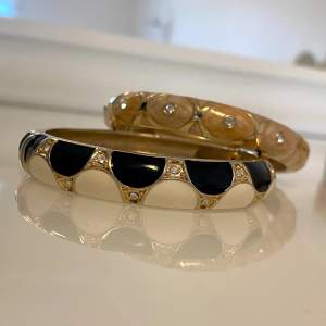 Två snygga vintage armband! Saknas en ”diamant” på den pärl liknande. Båda för 100 spänn🤟🏽
