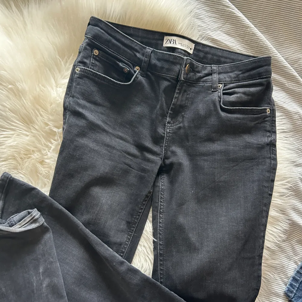 Svarta Lågmidjade jeans från zara i storlek 38!!!❤️‍🔥❤️‍🔥. Jeans & Byxor.