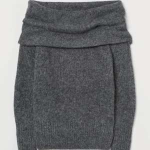 Offshoulder stickad tröja  - Säljer min offshoulder stickade tröja ifrån HM. Nyskick utan defekter och är sällan använd.