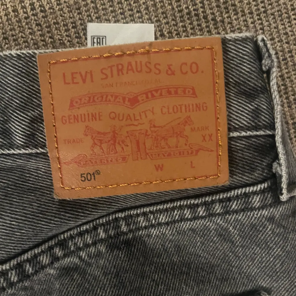 Gråa Levis jeans, mid rise, vida ben . Jeans & Byxor.