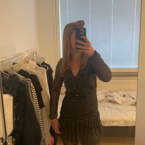 Meet me there klänning  - Svart glitter klänning från meet me there, storlek s-m, det finns små hål i ärmen och underklänning 