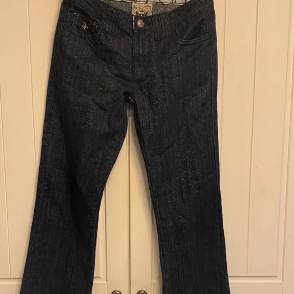 Oanvända supersnygga lågmidjade bootcut jeans som glittrar. Jeans & Byxor.