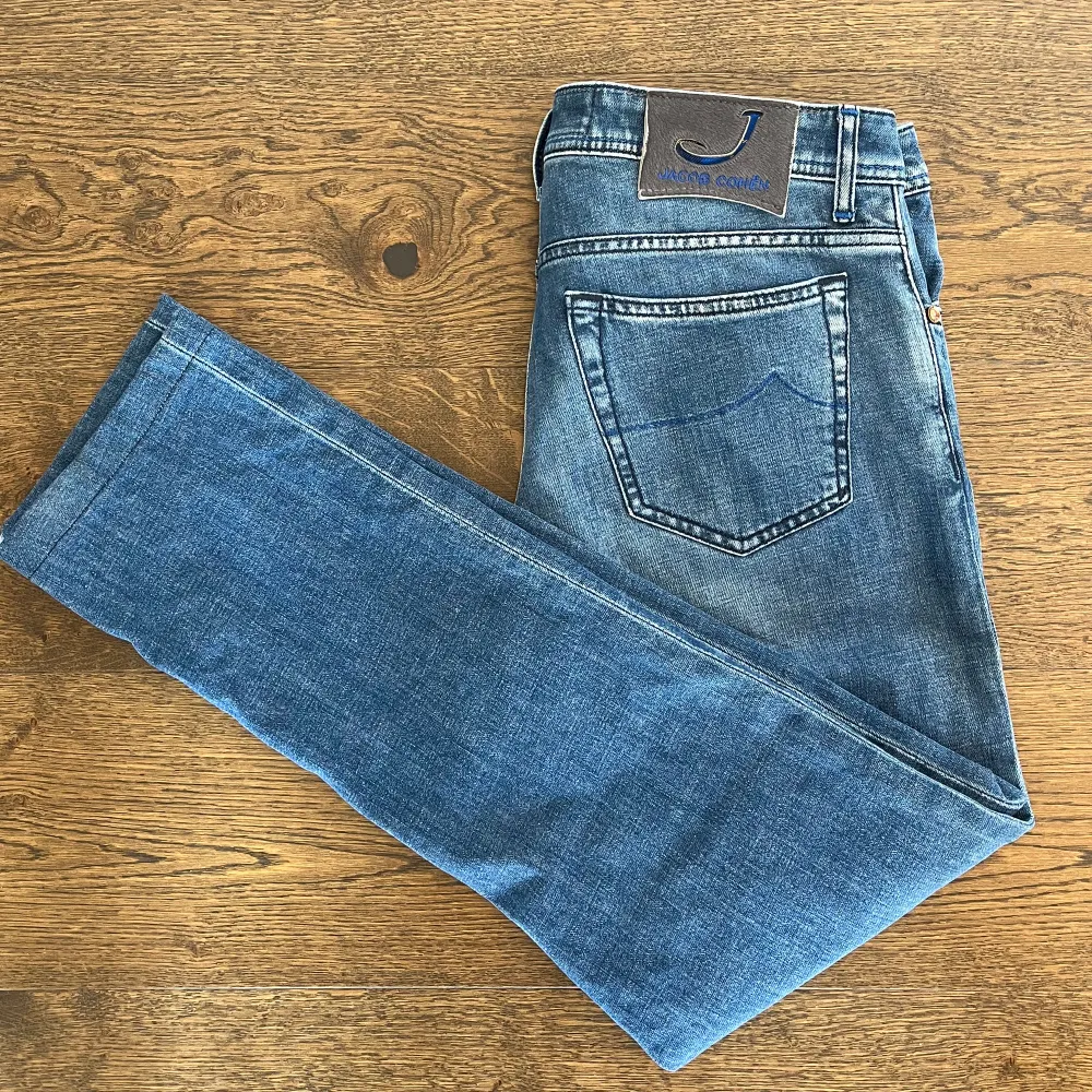Säljer dessa slim jeans från Jacob Cohën i storlek 33 men passar 32. Jeansen är i toppskick. Modellen på jeansen är 688. Skriv om du har några frågor.. Jeans & Byxor.