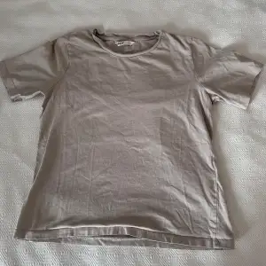 Vanlig beige T-shirt från från only. Använd fåtal gånger. 
