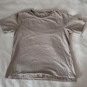 Beige t-shirt - Vanlig beige T-shirt från från only. Använd fåtal gånger. 