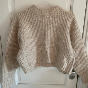 Stickad tjocktröja  - En beige stickad tjocktröja från monki, i storlek XS. 💗