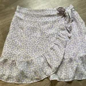 Kort kjol strl S från Raglady. Kollektion: Vintage dressing  Det står strl S/M i kjolen men den är mer som en S. Material: polyester och viskos. Mycket fint skick. 
