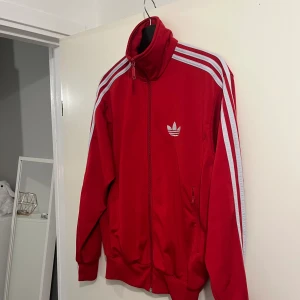 Adidas tröja - Adidas tröja! Använd men inget fel på skicket överlag.  Storlek S