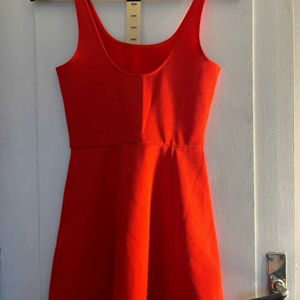 Säljer en basic röd klänning från hm då den är för liten.. Klänningar.