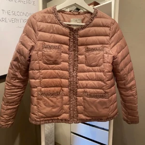 Massimo dutti jacka  - Säljer min fina massimo dutti jacka, köptes här på Plick. Super fin till sommaren och i ett bra skick. Bilderna är från tidigare ägaren men kan självklart skicka egna bilder om det önskas. 