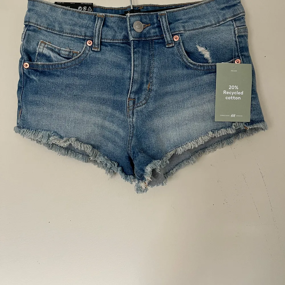Perfekta jeansshorts till sommaren. Lågmidjade ochfina detaljer. Säljer då jag har flera shorts. Aldrig använda så lappen är kvar. Köpta för 199🫶🏼. Shorts.