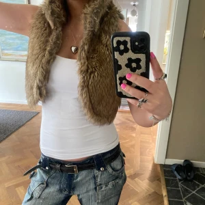 Päls väst  - Super cool väst/bolero i fuskpäls! Har ett litet hål på insidan men ingenting som stör. 