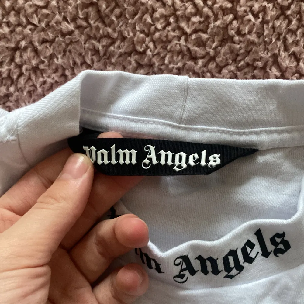 Palm angels t-shirt, använd endast en gång, passar både killar och tjejer o passar mellan stl xs-m. T-shirts.