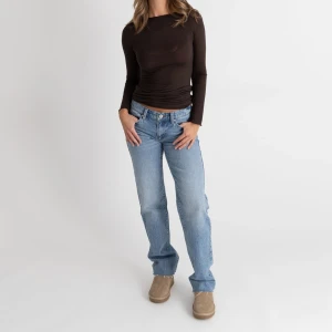 Low waist jeans blå - Säljer dessa byxor då de inte passar mig. De är från weekday. Nypris 550kr. Inga defekter och pris kan diskuteras. Snygga jeans att ha i sommar. 