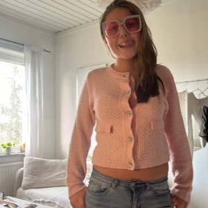 supersöt kofta - jättefin kofta som inte är min stil längre men inga defekter eller slitningar och är som ny💞💞storlek 158cm-164cm men passar mer för 164cm och skriv prisförslag!!