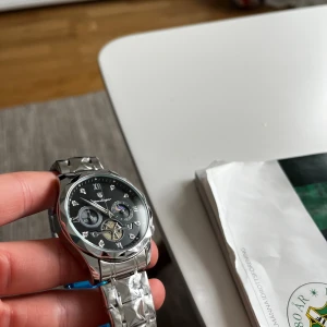 Klocka - Säljer denna fina klocka, inga skador eller defekter. Storleken är justerbar!