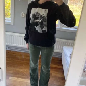 Hoodie - En tupac hoodie i fin kvalitet men snören kommer inte med tyvärr! Om jag ska vara ärlig så vet jag inte storleken men skulle säga one size typ💕 Nypris: 579kr, kontakta gärna via frågor💕