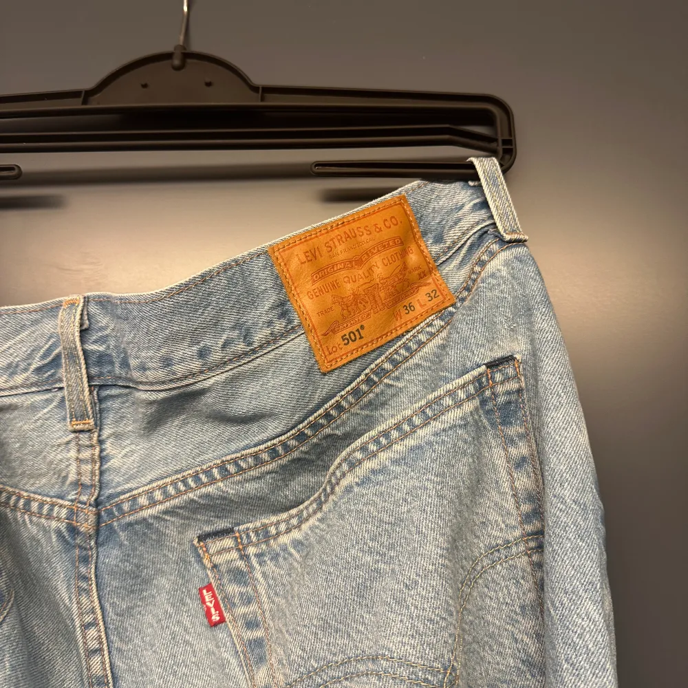 Säljer ett par blå Levis jeans 501.  Storlek 36/32, använda fåtal gånger då det var fel storlek. . Jeans & Byxor.