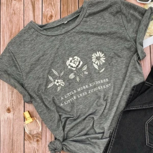 T-shirt  - säljer denna oversize t-shirt! Knappt använd och den är ifrån shein.  