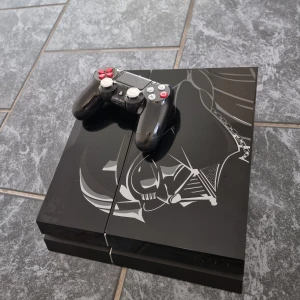 Ps4 Star Wars edition + Ps VR med olika spel - Användt produkt men fortfarande funkar/ser ut som ny. Vi har även många spel som ni får med på köpet. Om ni vill ha fler bilder eller om ni vill ha något separat hör av er. Priset kan diskuteras.