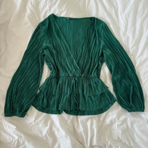 Zara Grön Blus  - Zara Grön Blus💚 Storlek: L, men tycker den passar snyggt oversize på S eller M Pris: 160kr 