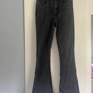 Gråa bootcut jeans med vida ben från Tiger 27/32