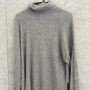 Turtleneck sweatshirt  - Super mysig och snygg turtleneck sweatshirt i storlek M bra skick 
