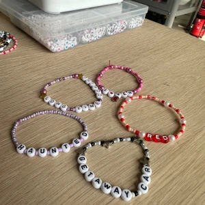 Taylor swift armband  - 5st friendshipbracelets till the eras tour som du antingen kan behålla eller byta med andra på konserterna. 