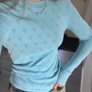 Zara tröja - Säljer denna super söta tröjan från zara, den är knappt använd och är därför i väldigt bra skick🤍