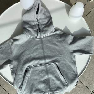 Säljer en grå Sail racing hoodie eftersom jag inte använder den mer. Storlek L. Nypris 2000. Tags ingår. Pris kan diskuteras vid snabba affär