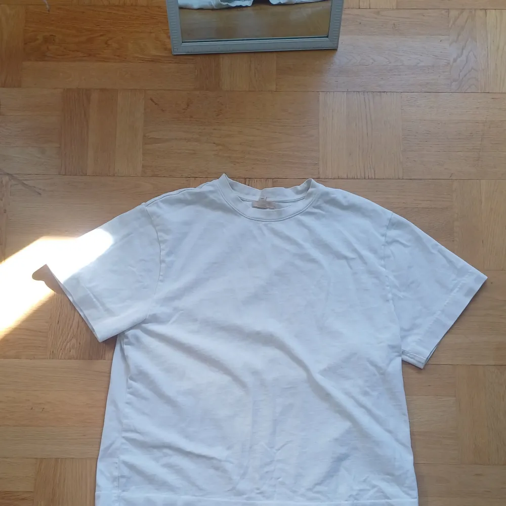 En vit/ cremevit oversized t-shirt i storlek M. Köpt second hand men använd få gånger av mig. . T-shirts.