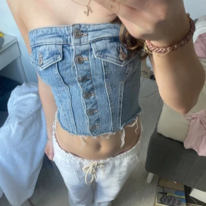 Jeanstopp - Korsettopp från zara i så fint skick, inga defekter eller liknande. 💕 skriv för fler bilder!