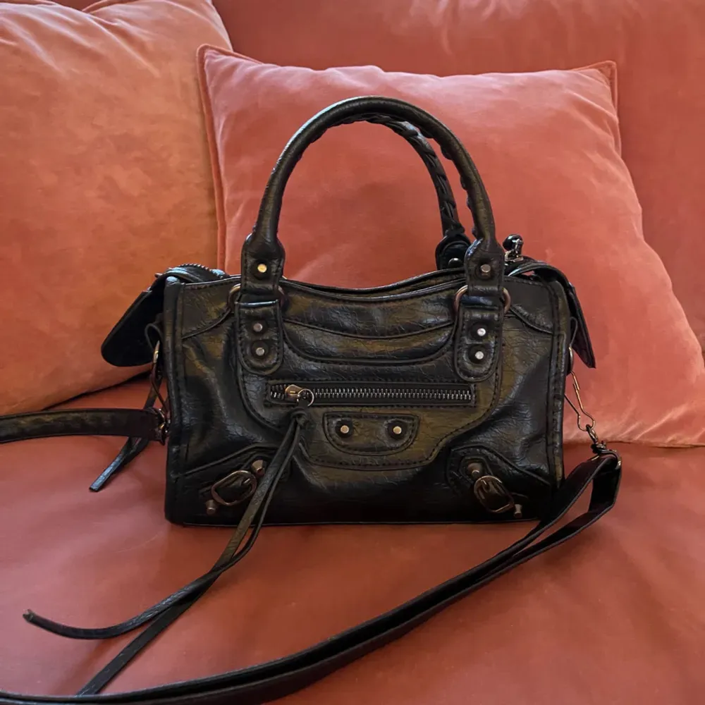 Söker en balenciaga liknande väska i storleken medium❤️  skriv privat om ni har en sån. Väskor.