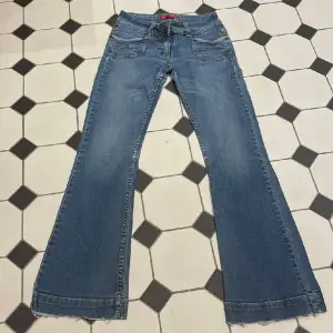 Snygga lowwaist jeans som tyvärr inte kommer till användning längre. Skriv privat för bilder och mått 💋 (bilder lånade)