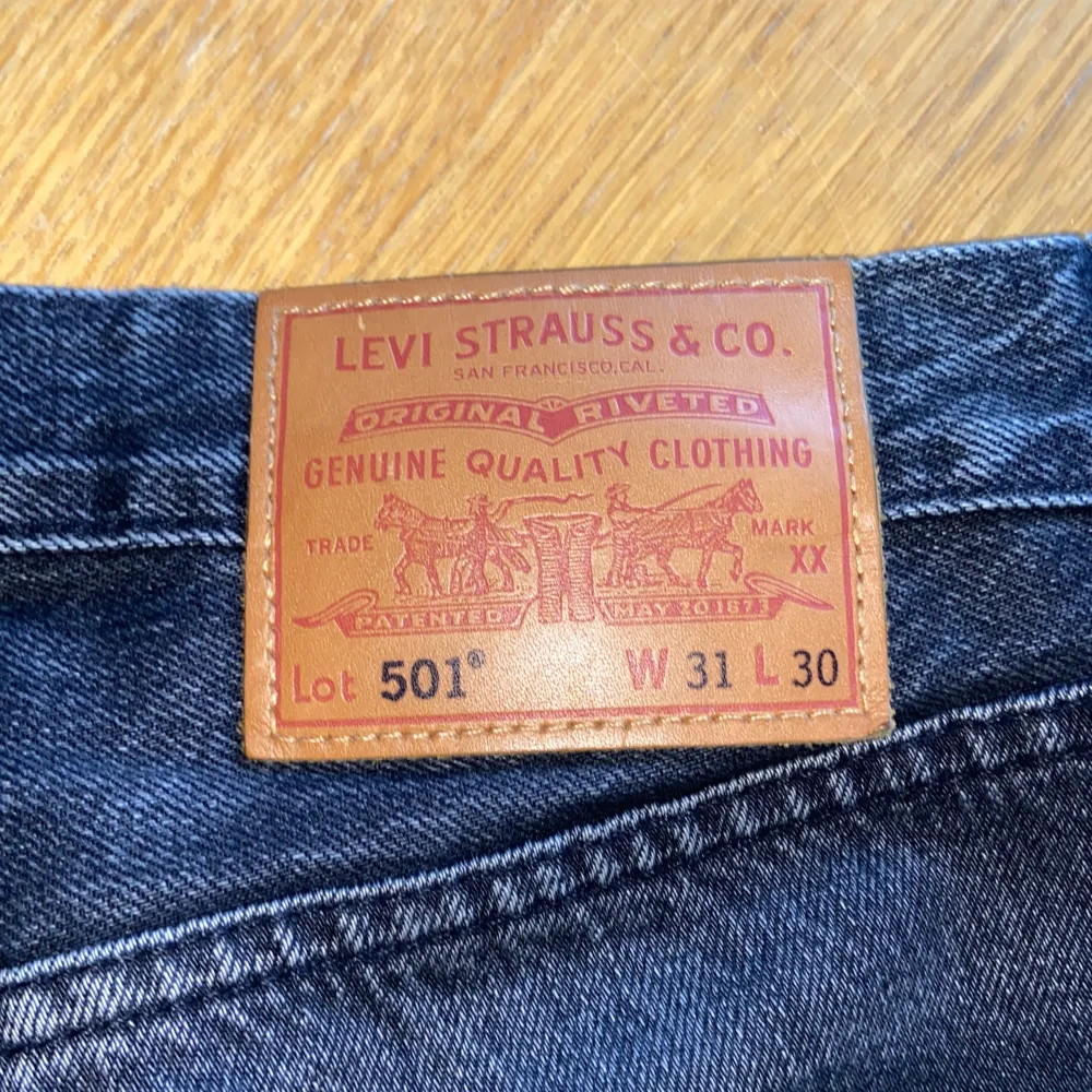 Säljer dessa Levi's 501 original jeans! Använda ett fåtal gånger och har inga defekter samt slitningar. Köpta från butik för 1100kr, mitt pris: 499! Hör av er vid intresse!. Jeans & Byxor.