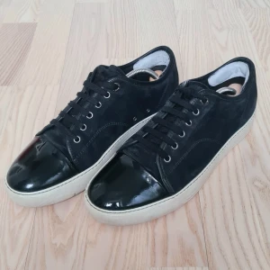 Superfina Lanvins - Superfina Lanvins som tyvärr vart för stora trots hälinlägg ( går att ta bort, se bild). Färg- navy blue. Stl.42. 