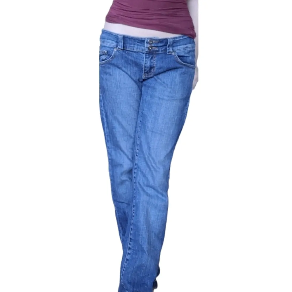 Ett par superfina lågmidjade jeans som aldrig kommit till användning 🫶🏼  De passar mig bra som brukar ha storlek 34/36 i jeans 💕 Inga defekter!. Jeans & Byxor.