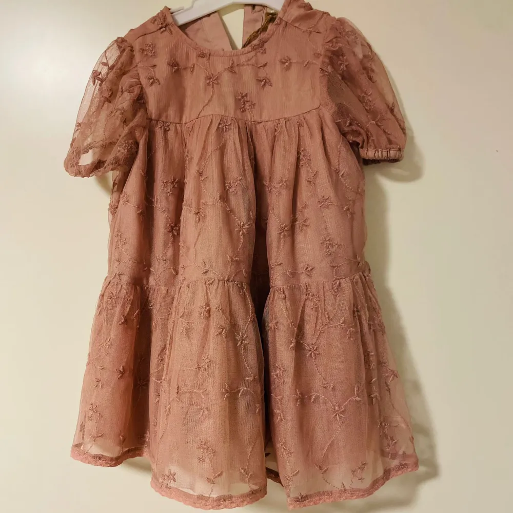 Säljer denna fina barnklänningen som är knappt använd, den är i bra skick och ser som ny. . Klänningar.