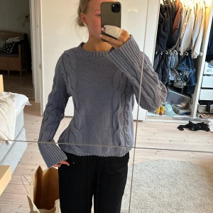 Stickad tröja  - Säljer min blå stickade tröja från lager 157 då jag inte använder den. Den har tvättats och då blivit i lite sämre kvalitet! 