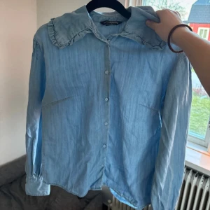 Blå tröja - Jätte fin tunn tröja från Kappahl. Mycket bra skick endast använd två gånger. Säljer den då den inte kommer till användning. Den är luftig och skön att ha till sommaren 😇