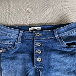 Blåa jeans, för stora för mig men dom e jätte fina💗svåra att hitta och ett gammalt märke❤️😘