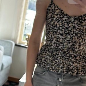 Blommigt linne - Säljer detta blommig linnet från Gina Tricot! Säljer det då det inte kommer till användning. Använd några få gånger men är i fint skick. Pris är diskuterbart! 